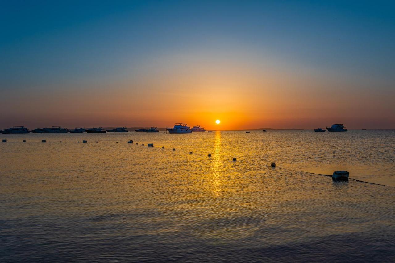 Grand Palace - Couples Only 18 Years Plus (Adults Only) Hurghada Exterior photo Sunset at the Gulf of Aqaba